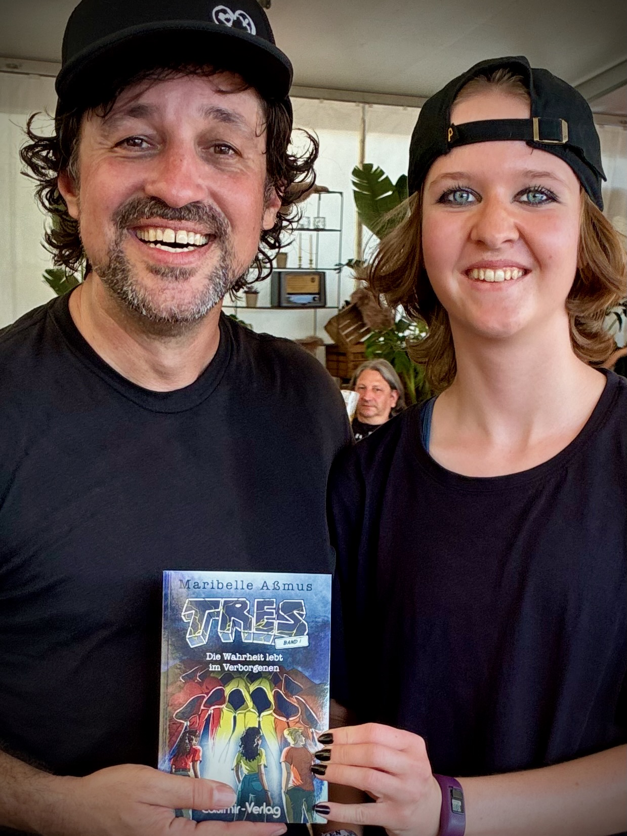 Maribelle überreicht Schauspieler und Musiker Thomas Nicholas auf dem Wacken Open Air Festival ein Exemplar ihres Romans TRES - Die Wahrheit lebt im Verborgenen
